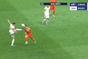 九游体育-海牛少打一人！宋文杰抬脚过高踢到徐宏杰面部，被主裁直红罚下！